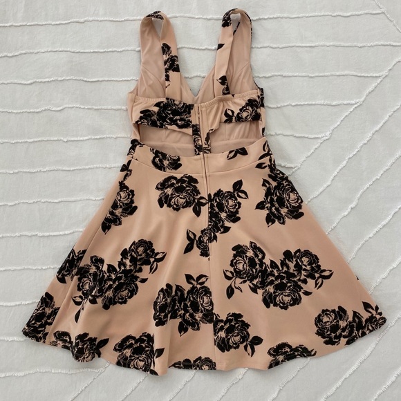 Trixxi Dress 👗 - Picture 7 of 12